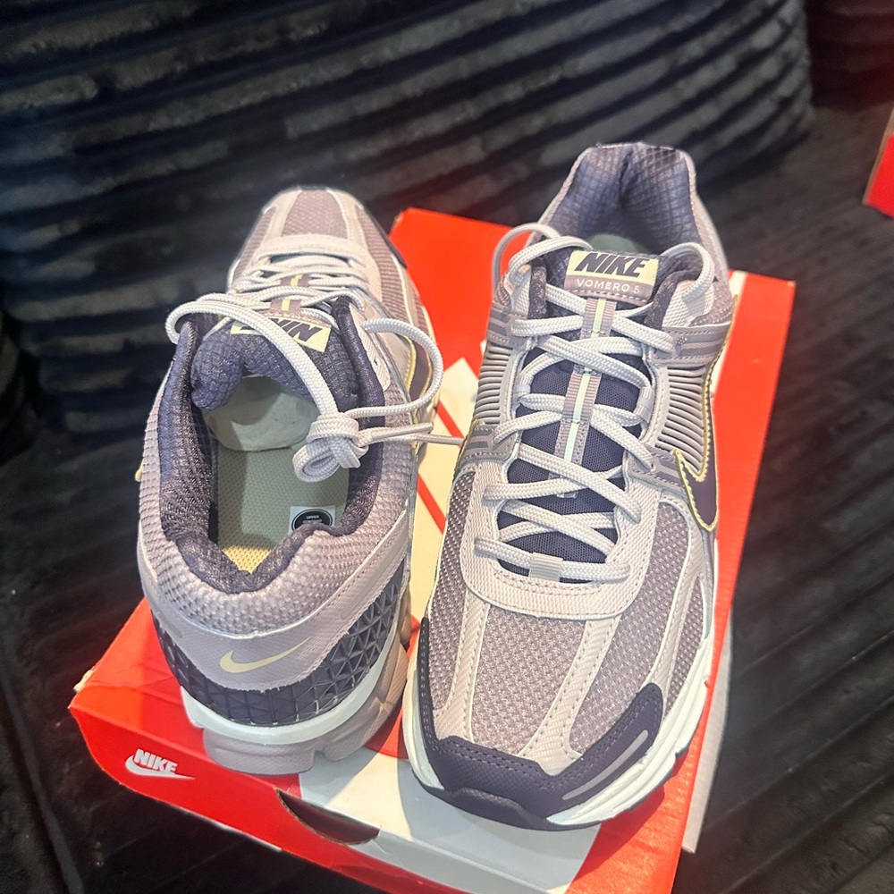 Nike Zoom VOMERO 5 Sneakers with Purple Accents-BRAND NEW-Sizes 9.5 & 10